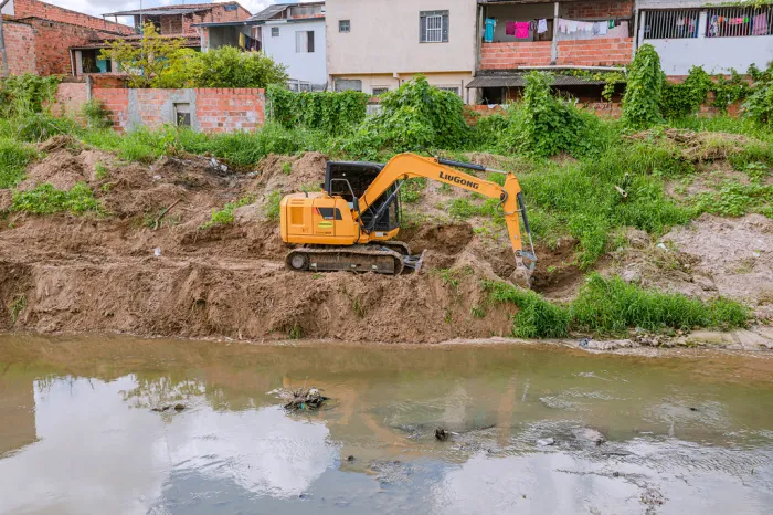 Limpeza de canais já beneficiou mais de 20 bairros em Camaçari