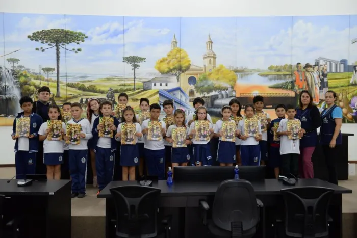 Alunos da Escola Municipal Profª. Marilda de Fonseca Fadel participam da Sessão Criança