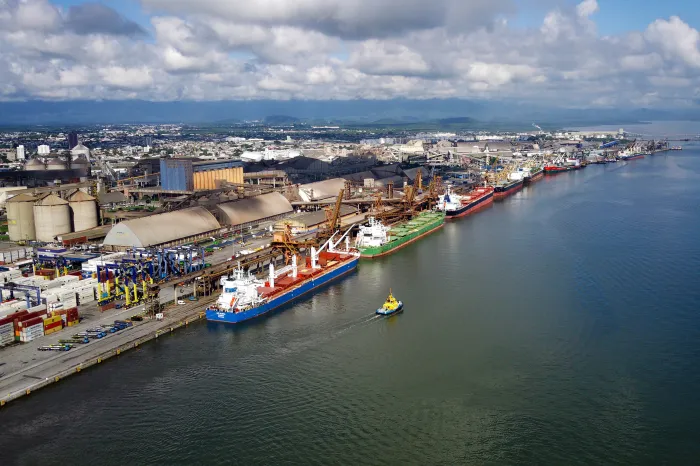 Porto de Paranaguá é a principal estrutura de escoamento das exportações paranaenses