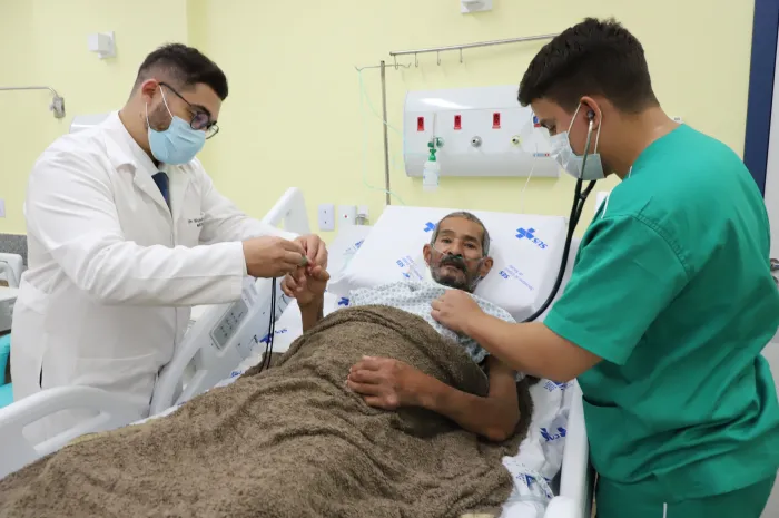 Médicos do Hospital Estadual de Águas Lindas atendem o primeiro paciente da unidade (Fotos: Marco Monteiro)