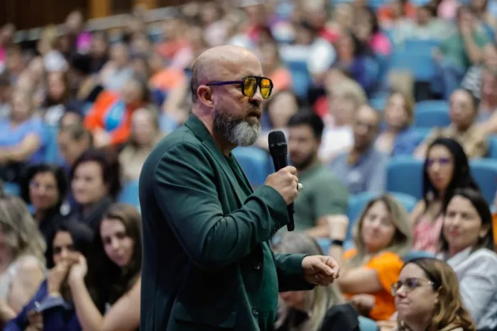 Escritor Fabrício Carpinejar apresentará palestra para educadores em Dourados