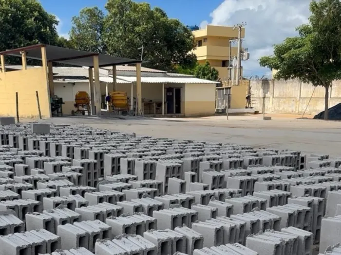 Fábrica em unidade prisional de Linhares produz mil blocos de concreto por dia