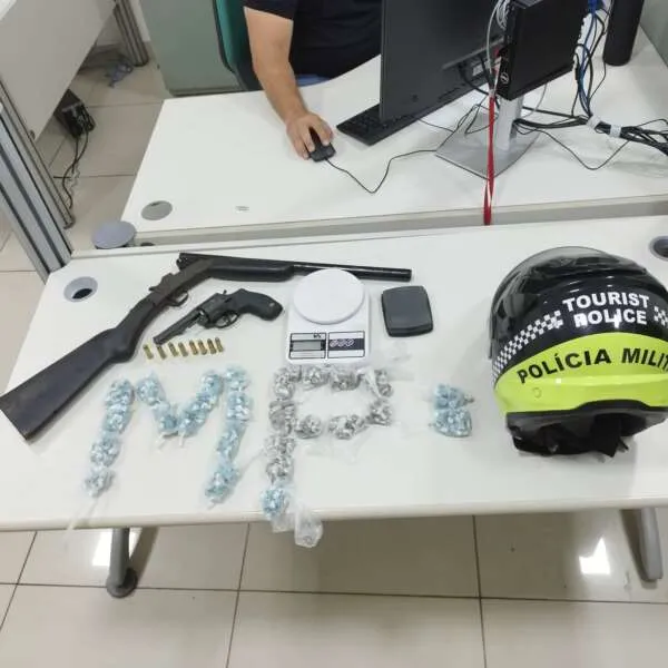 BPTUR da PMCE apreende duas armas e quase 2kg de drogas na Praia do Futuro