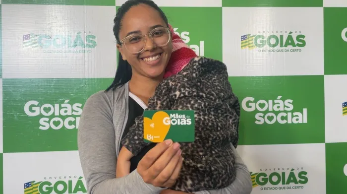 Paloma Rocha, contemplada com cartão do Mães de Goiás, em Luziânia (Fotos: Carol Costa e Wagnas Cabral)