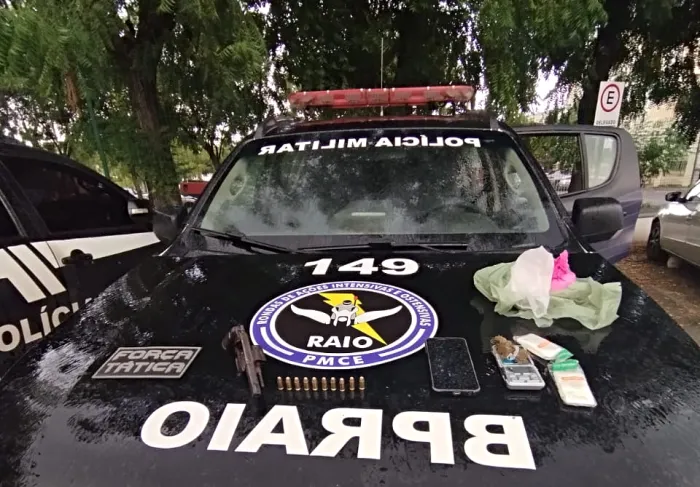 PMCE prende suspeito de tráfico de drogas e apreende arma e munições em Forquilha