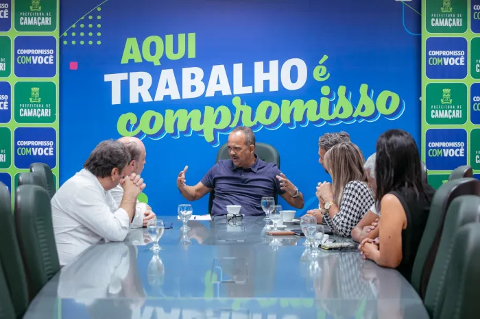 Prefeito dialoga sobre implantação de hospital na Costa de Camaçari em reunião