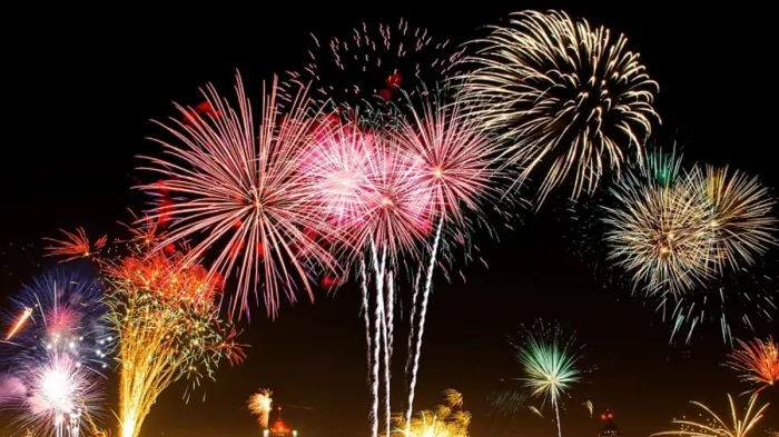 Os acidentes causados pelos fogos de artifício e fogueiras podem provocar lesões auditivas, visuais e queimaduras