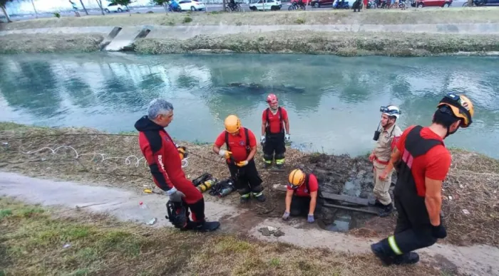 Em ação complexa, bombeiros resgatam homem de bueiro no bairro Japiim