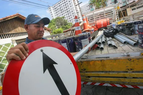 Secretaria de Trânsito de Praia Grande implanta sentido único de circulação em rua do Bairro Tupiry