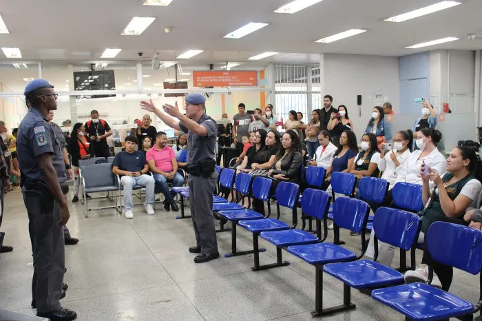 Coral da PM leva música a hospitais de SP