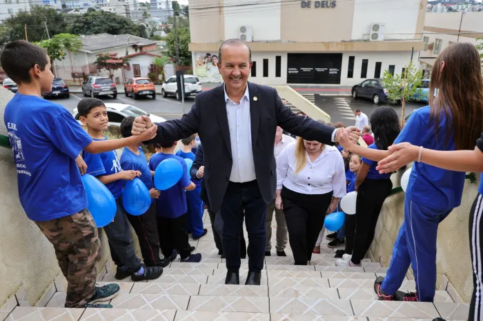 Governador entrega quadra poliesportiva em escola estadual durante agenda em Xanxerê