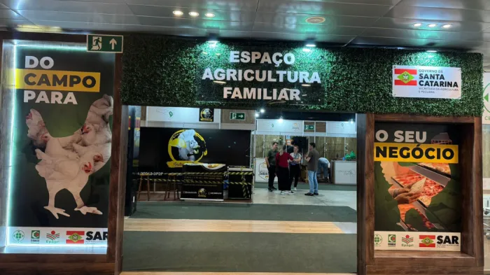 Cidasc assina adesão de empresas ao Selo de Conformidade e lança produtos do agro com a bandeira de Santa Catarina