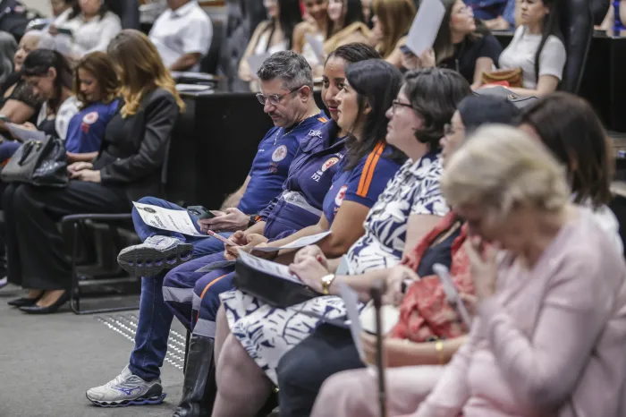 Profissionais da saúde recebem Moção de Aplausos