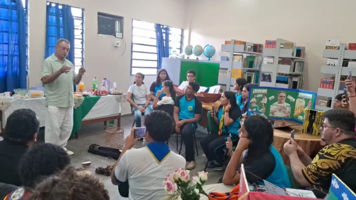 Escola Ana Lúcia de Moraes realiza roda de conversa com importantes nomes da Literatura Amazonense