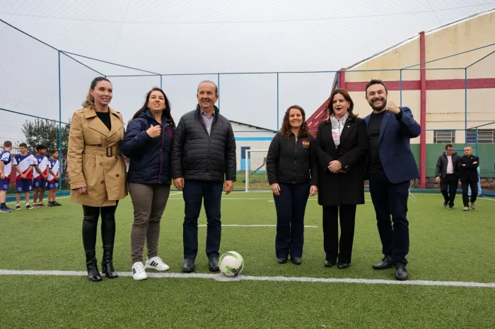 Com gol inaugural, Jorginho Mello entrega quadra nova e reforma para escola em Urupema