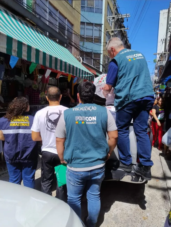 Operação ContraFashion: PC-AM e Procon Manaus apreendem cerca de 1.500 produtos falsificados no setor de vestuário