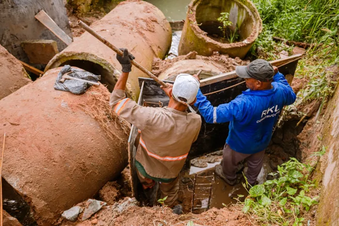 Obras de drenagem contemplam bairros da sede do município