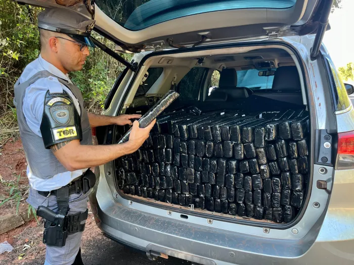 Motorista foge de abordagem e abandona carro com 500 kg de maconha no interior de SP