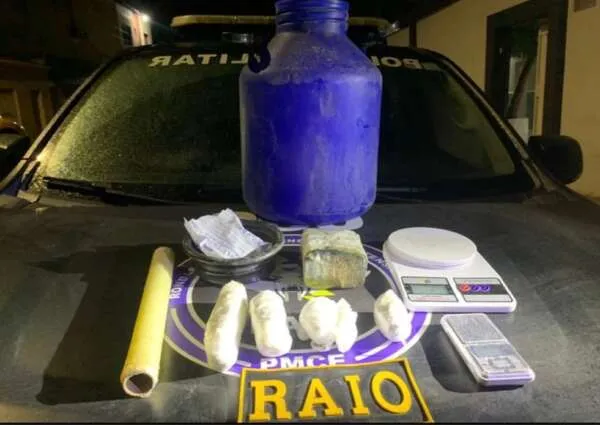 Em Milagres, PMCE apreende 700g de drogas enterradas em balde de leite; dois suspeitos foram presos