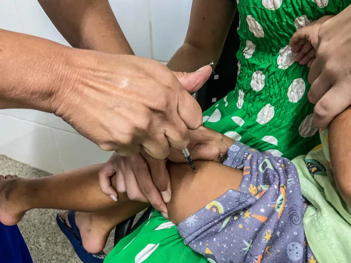 Vacinação contra coqueluche é feita com pentavalente aos 2, 4 e 6 meses de vida, e com reforço da DTP aos 15 meses e 4 anos (Foto: Aline Rodrigues)