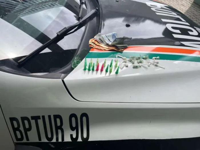 PMCE prende dois suspeitos por tráfico de drogas no bairro Mucuripe