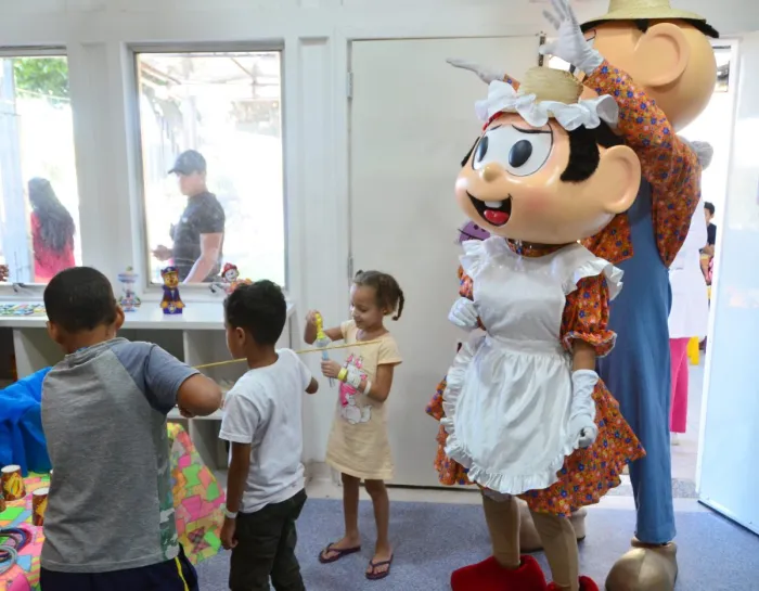 Crianças internadas no Hospital Geral de Nova Iguaçu ganham festa junina