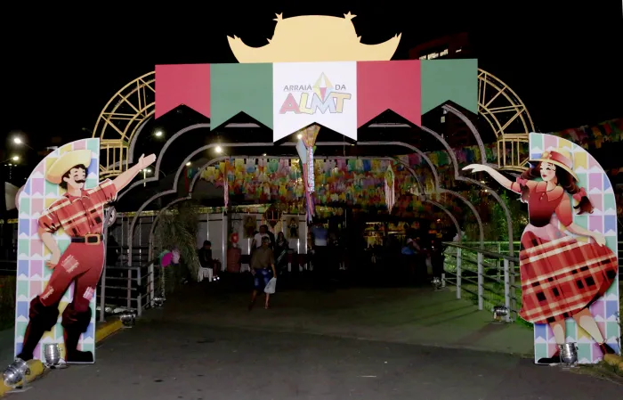 Comidas típicas, apresentação musical, dança e muita diversão no Arraial da ALMT