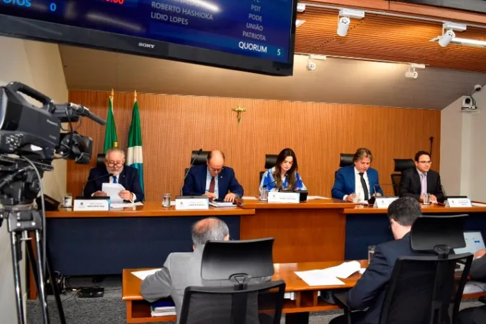 Passa pela CCJR adequação constitucional ao teto de gastos dos Poderes