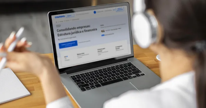 O curso está disponível gratuitamente na plataforma Coursera