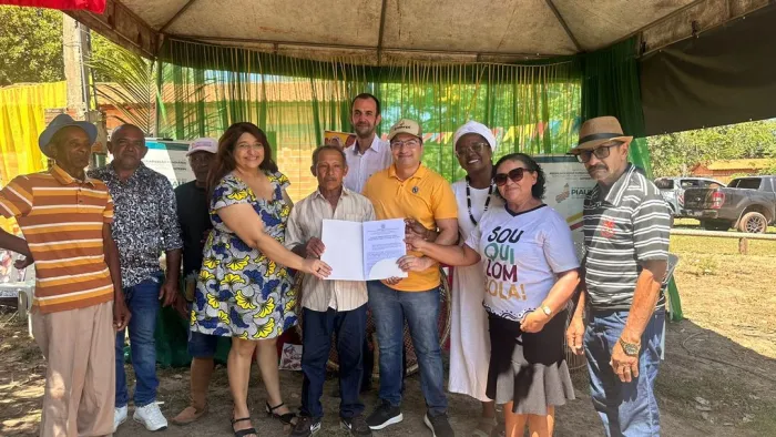 Interpi entrega título coletivo de terras a moradores da Comunidade Quilombola Vila São João em Campo Largo