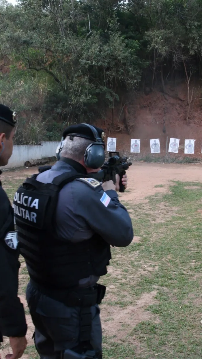 Comandante-geral visita APM e participa de instrução de fuzil ARAD