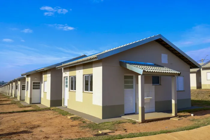 Entrega de 128 casas para famílias que ganham entre um e três salários mínimos