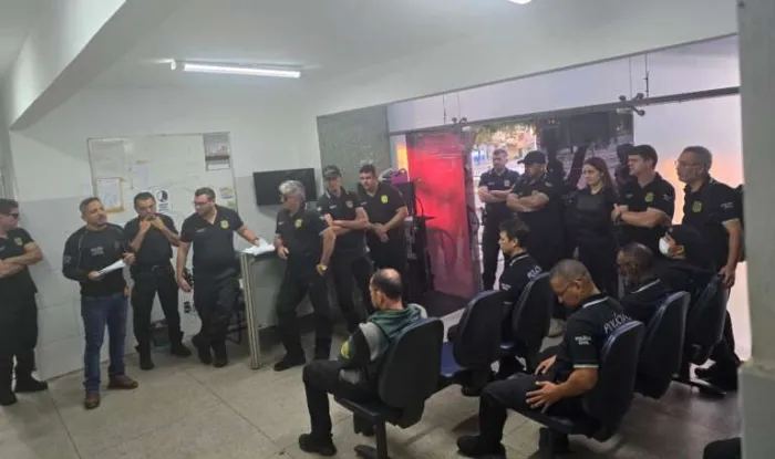 Polícia Civil cumpre mandados de prisão e captura mulher com drogas na Região Sul do Ceará