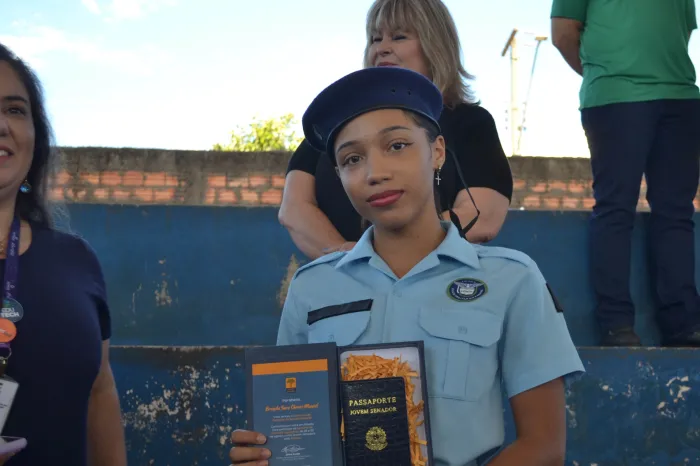 Aluna de colégio cívico-militar vence no Paraná o concurso de redação do Senado