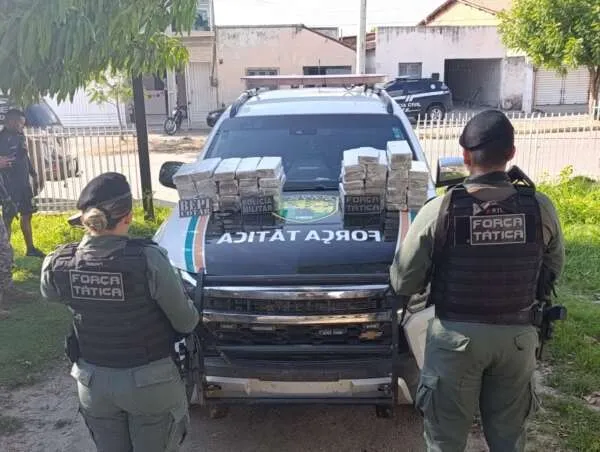 Em Nova Russas, PMCE prende suspeito com mais de 50kg de maconha em ônibus interestadual