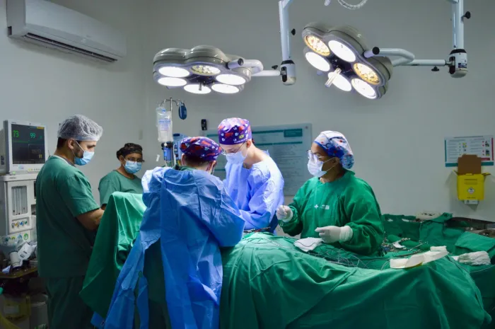 Equipe médica realiza procedimento no Centro Cirúrgico do Hetrin: agilidade e cuidado são elogiados por pacientes (Fotos: Hetrin/Imed)