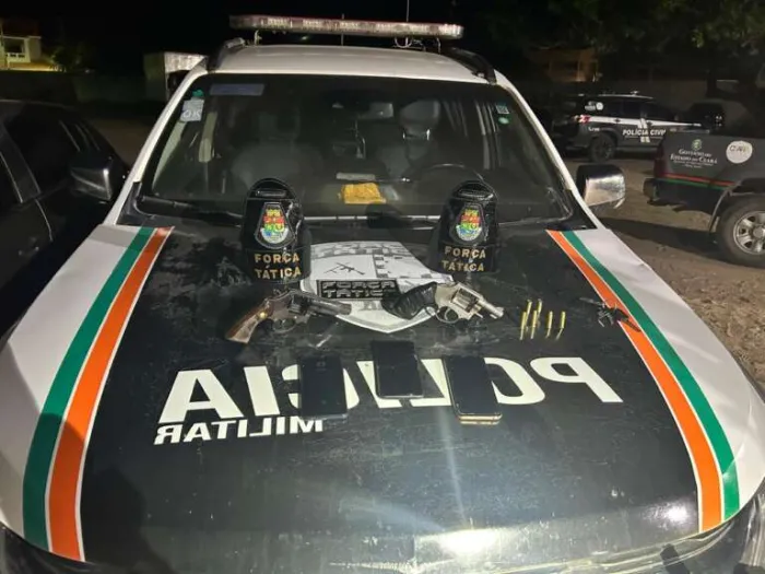 PMCE prende, em flagrante, suspeito de tentativa de latrocínio e apreende três armas de fogo em Aracati