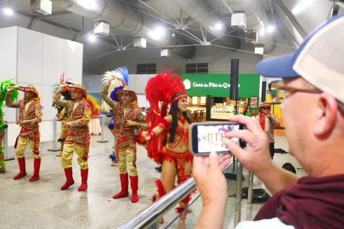 Passageiros são recepcionados com atrações juninas no Aeroporto de São Luís