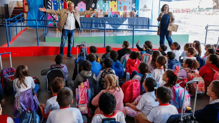 Alunos da rede municipal comemoram a entrega dos óculos de grau