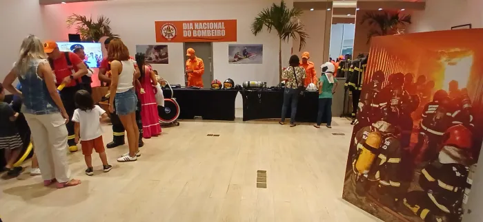 Exposição dos bombeiros atrai público com mostra de equipamentos e cães de resgate