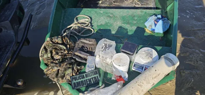 PMCE desativa acampamento utilizado para o tráfico de drogas e apreende entorpecentes em Caucaia