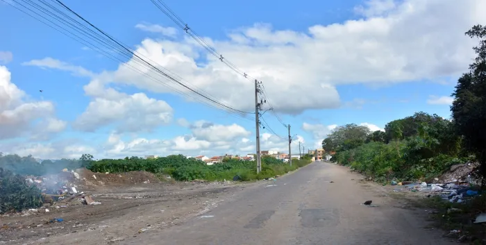 Serviços Públicos recolhe lixo jogado de forma ilegal na rua Intendente Abdon