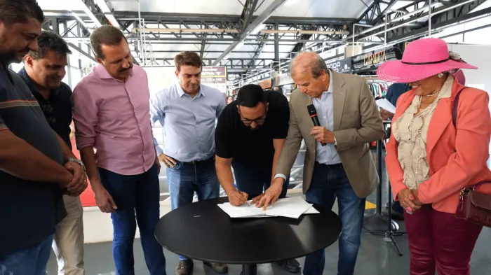 Emurb e comerciantes assinam convênio para a gestão do Shopping Azul
