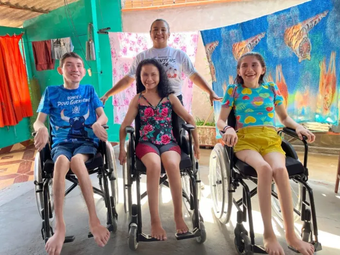 Governo do Amazonas entrega cadeiras de rodas para casal com três filhos PcD, em Parintins