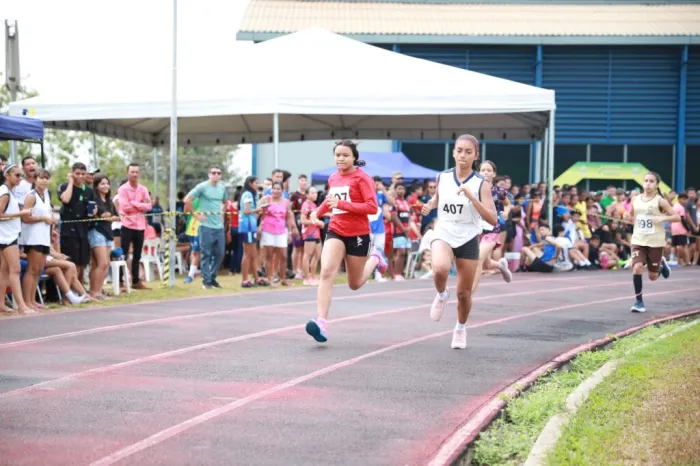 Fase estadual do atletismo dos jogos estudantis conta com a participação de 64 escolas e mais de 250 atletas neste domingo