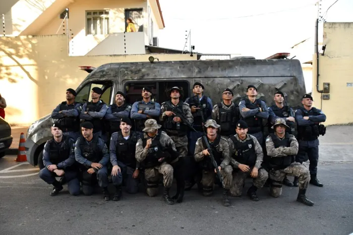 PM apreende drogas, armas e detém criminosos em morro de Vitória