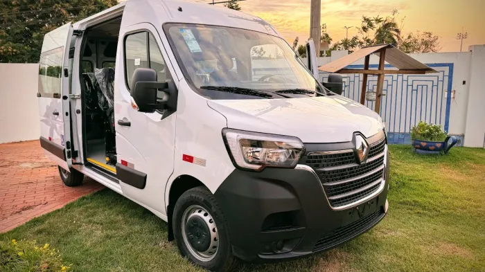 Assistência Social de Coxim recebe Van 0KM