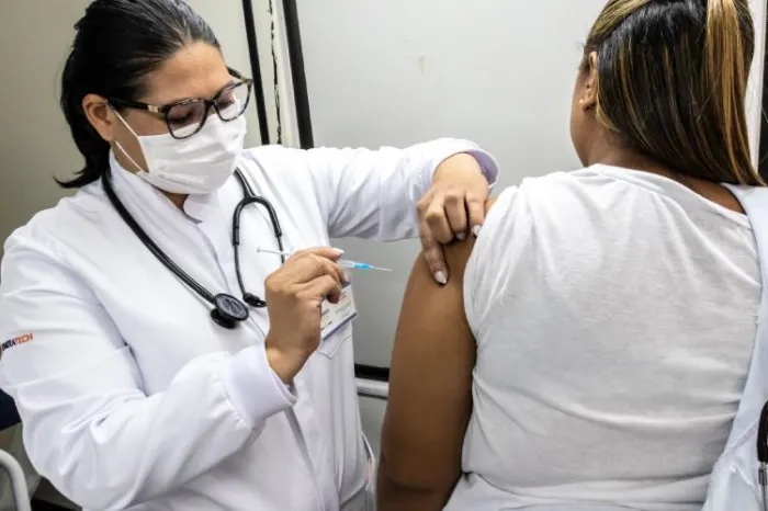 Vacinação age para estimular a produção de anticorpos contra o vírus causador da gripe