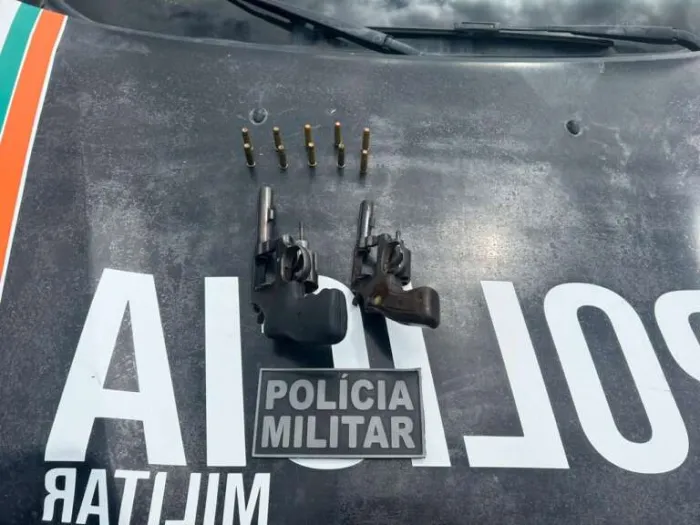 Quarteto suspeito de roubo é capturado pela PMCE com duas armas de fogo na Guaiuba