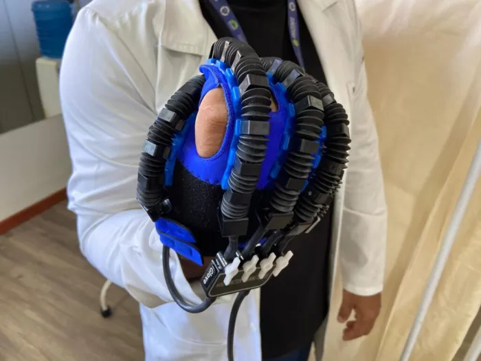 Novo equipamento da Policlínica Darlinda Esteves Ribeiro da FUnATI auxilia na reabilitação motora de pacientes